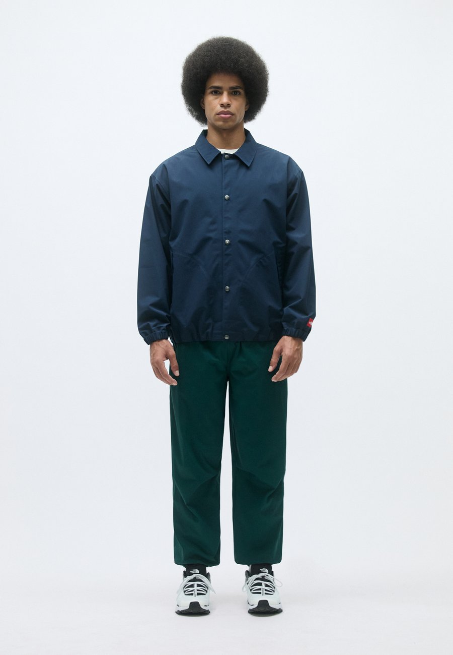 Куртка The North Face REDBOX DRYVENT COACHES JACKET, Summit Navy/Dark Blue
Куртка The North Face REDBOX DRYVENT COACHES JACKET, Summit Navy/Dark Blue