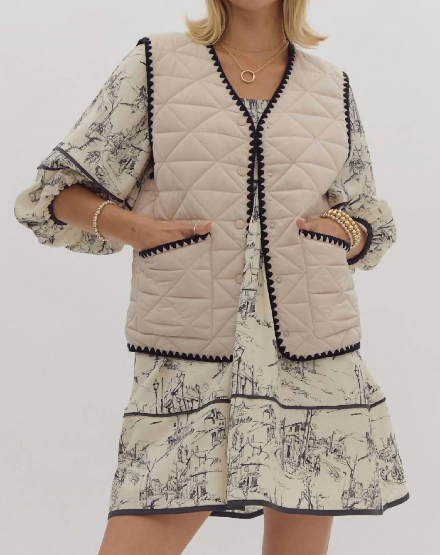 Сшитый стежок за стежком жилет в песочном цвете Entro, Sand
Сшитый стежок за стежком жилет в песочном цвете Entro, Sand