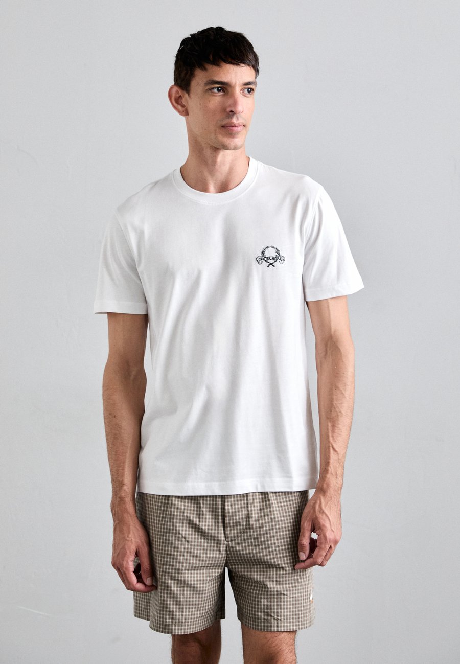 Футболка MOSCHINO LAUREL CROWN LOGO, White, Белый, Футболка MOSCHINO LAUREL CROWN LOGO, White
Футболка MOSCHINO LAUREL CROWN LOGO, White, Белый, Футболка MOSCHINO LAUREL CROWN LOGO, White