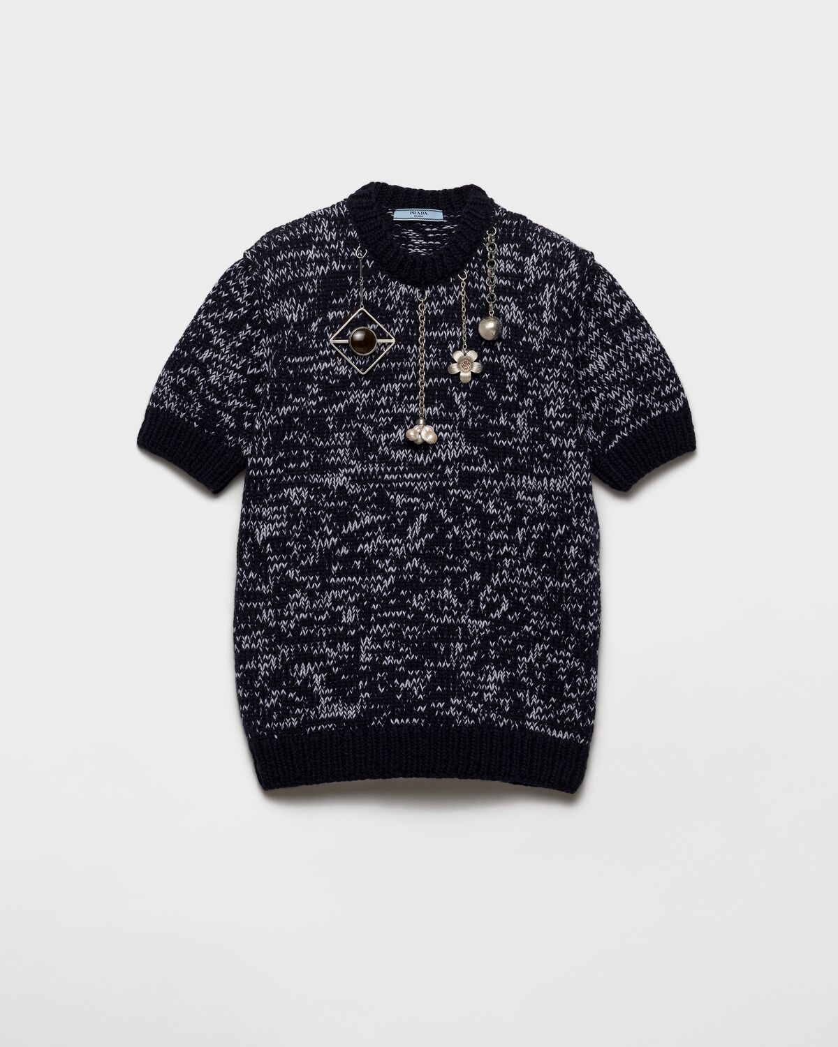Шерстяной свитер с короткими рукавами и подвесками Prada, синий/белый
Шерстяной свитер с короткими рукавами и подвесками Prada, синий/белый