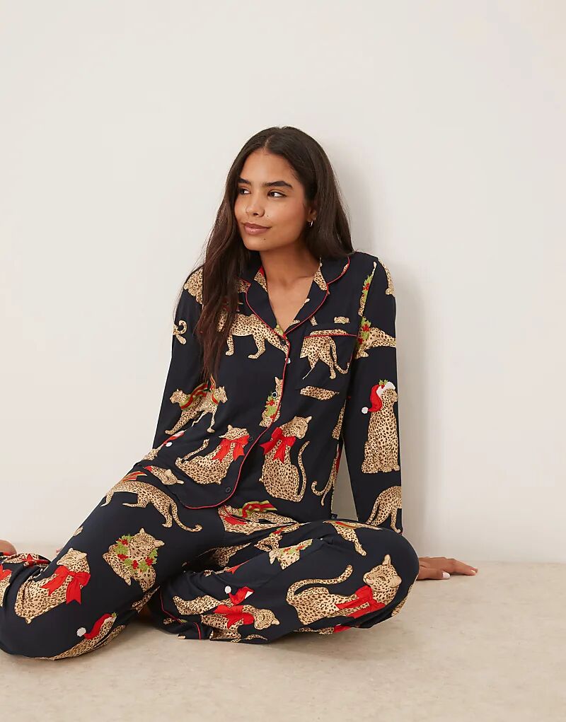 Пижамный комплект с длинными рукавами из полиэстера Chelsea Peers с рождественским леопардовым принтом
Пижамный комплект с длинными рукавами из полиэстера Chelsea Peers с рождественским леопардовым принтом