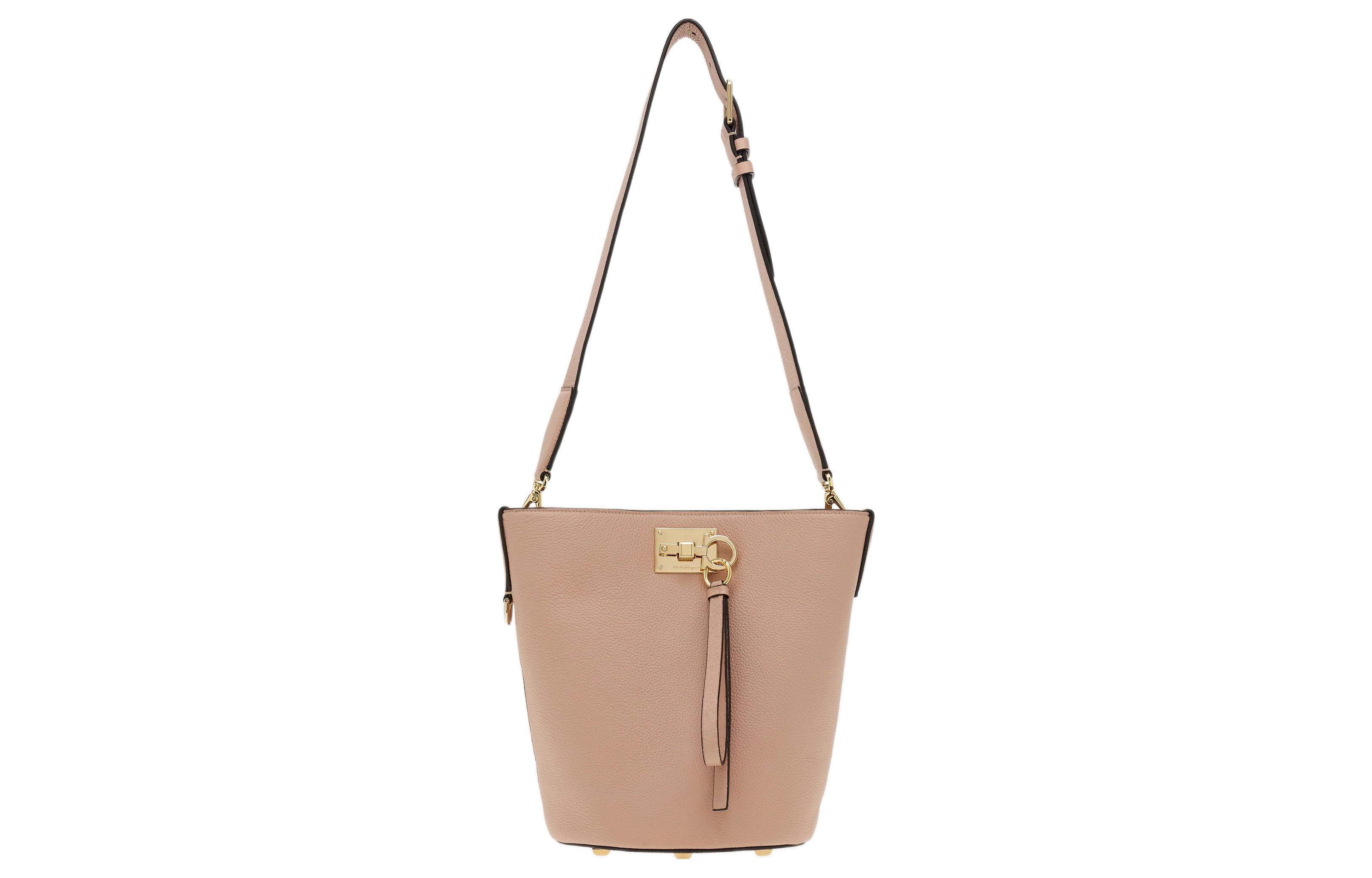 Ferragamo Сумка ведро из натуральной мягкой телячьей кожи
Ferragamo Сумка ведро из натуральной мягкой телячьей кожи