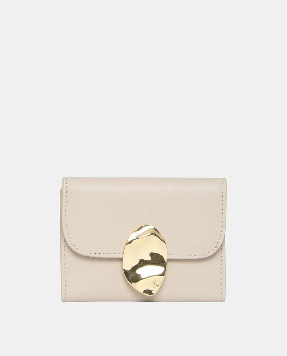 Трехсекционный кожаный кошелек Calvin Klein, бежевый
Трехсекционный кожаный кошелек Calvin Klein, бежевый