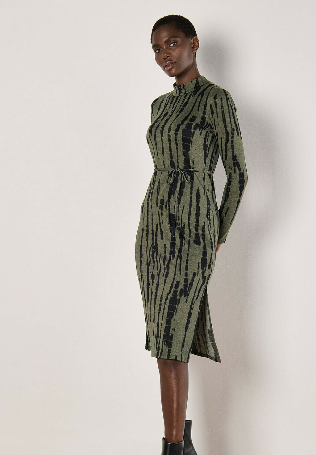 Платье-джемпер SOFT MIDI Apricot, хаки
Платье-джемпер SOFT MIDI Apricot, хаки