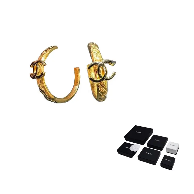 Серьги женские CHANEL
Серьги женские CHANEL