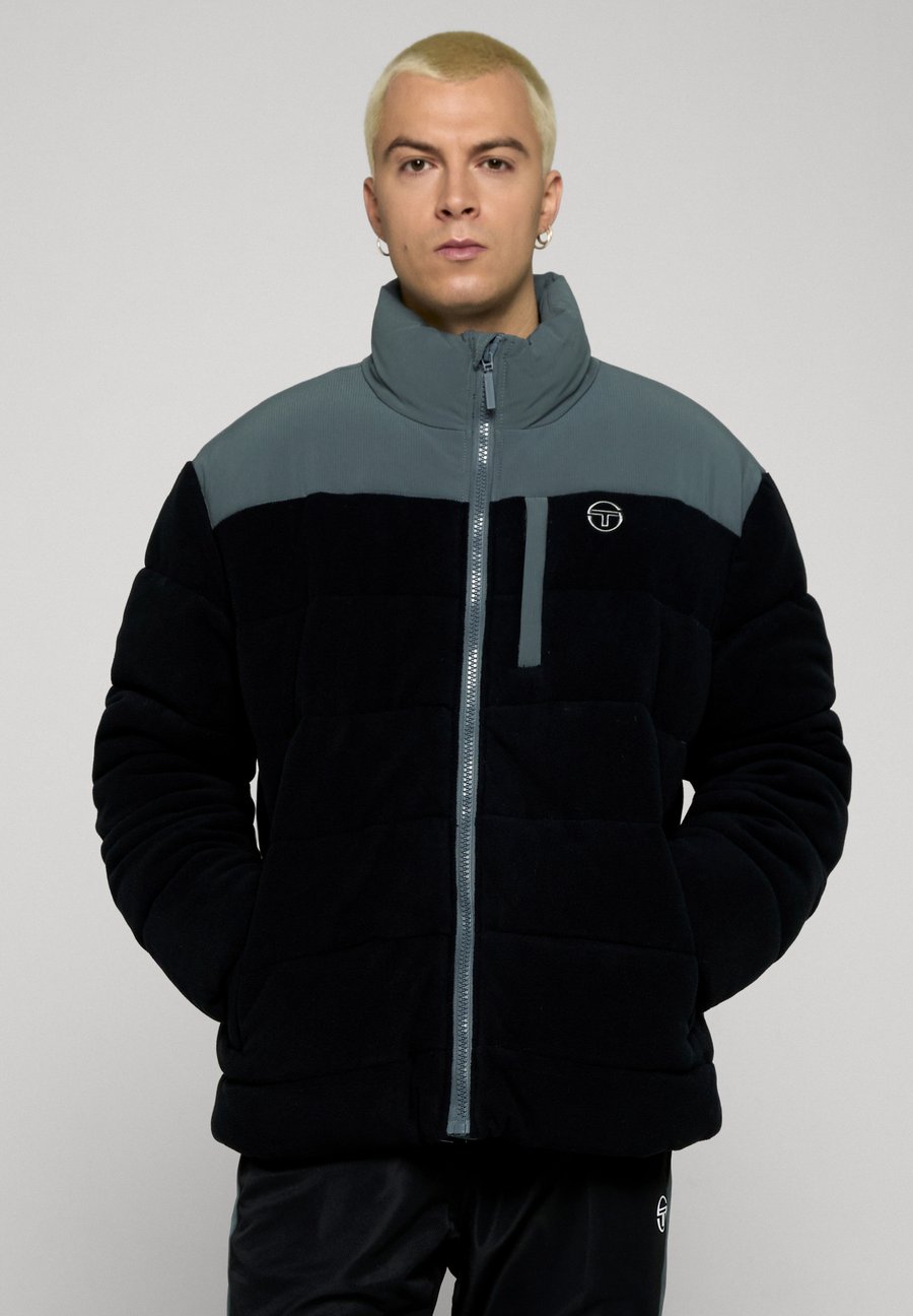 Куртка Sergio Tacchini BRENTA, Black Stormy Weather/Black
Куртка Sergio Tacchini BRENTA, Black Stormy Weather/Black