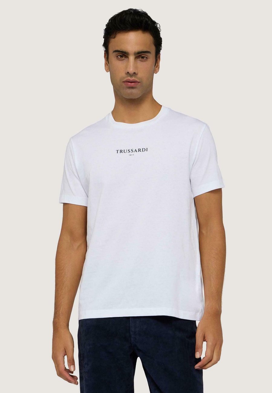 Футболка Trussardi Basic T-shirt, White Siracusa/White
Футболка Trussardi Basic T-shirt, White Siracusa/White
