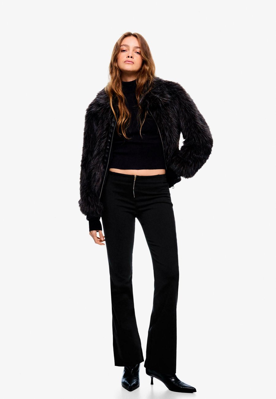 Брюки Bershka Trousers, Black
Брюки Bershka Trousers, Black