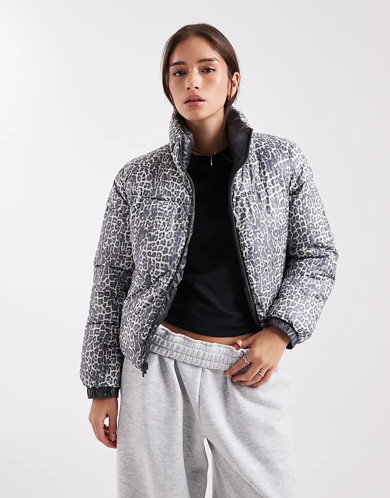 Двусторонняя утепленная куртка Pieces с леопардовым принтом в тон
Двусторонняя утепленная куртка Pieces с леопардовым принтом в тон