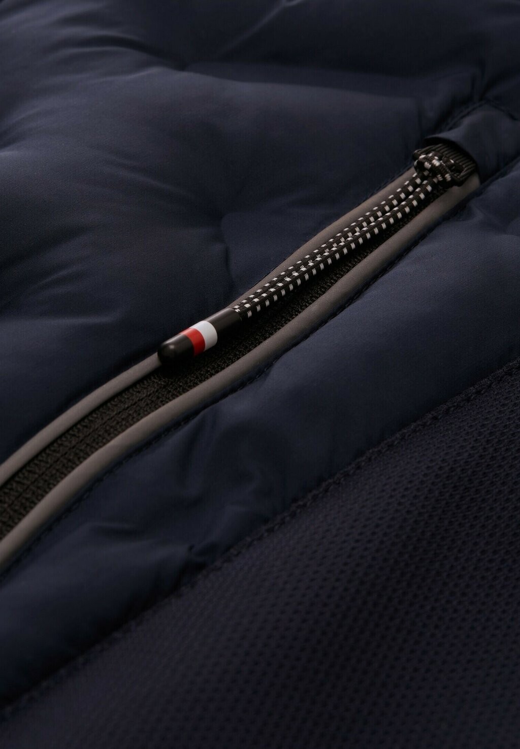 Легкая куртка Hybridjacke mit dünner Kapuze TOM TAILOR, темно-синий
Легкая куртка Hybridjacke mit dünner Kapuze TOM TAILOR, темно-синий