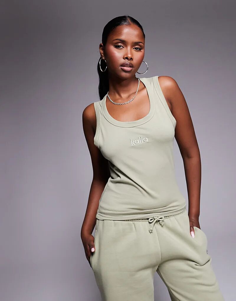 Эксклюзивный жилет Kaiia из хлопка с круглым вырезом и вышитым логотипом в цвете светло-оливковый
Эксклюзивный жилет Kaiia из хлопка с круглым вырезом и вышитым логотипом в цвете светло-оливковый