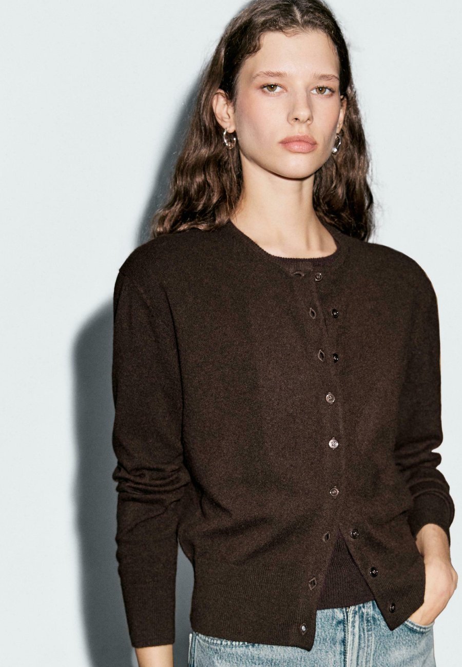 Кардиган Massimo Dutti BUTTONED WITH CREW NECK, Dark Brown
Кардиган Massimo Dutti BUTTONED WITH CREW NECK, Dark Brown