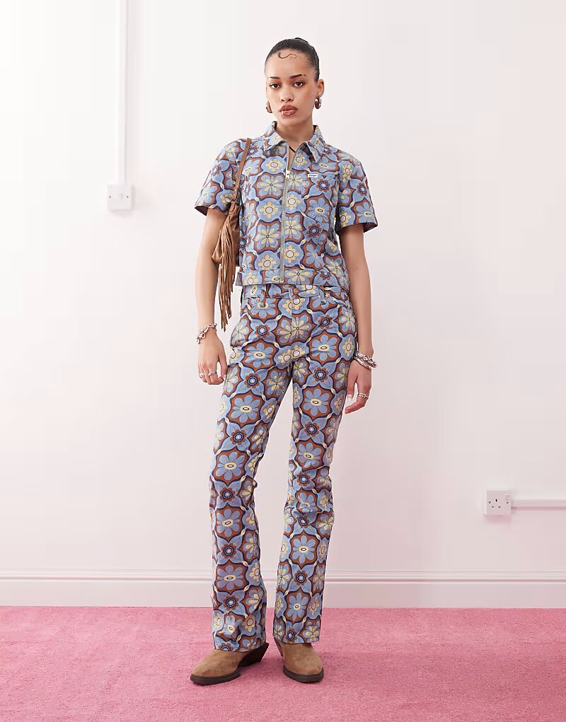 Джинсы Wrangler co-ord bootcut с принтом 70-х синего цвета
Джинсы Wrangler co-ord bootcut с принтом 70-х синего цвета