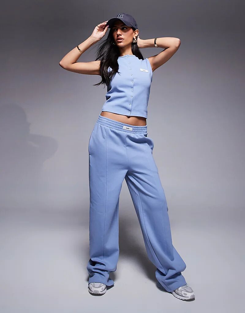 Синие широкие джоггеры с логотипом Kaiia на переднем шве
Синие широкие джоггеры с логотипом Kaiia на переднем шве