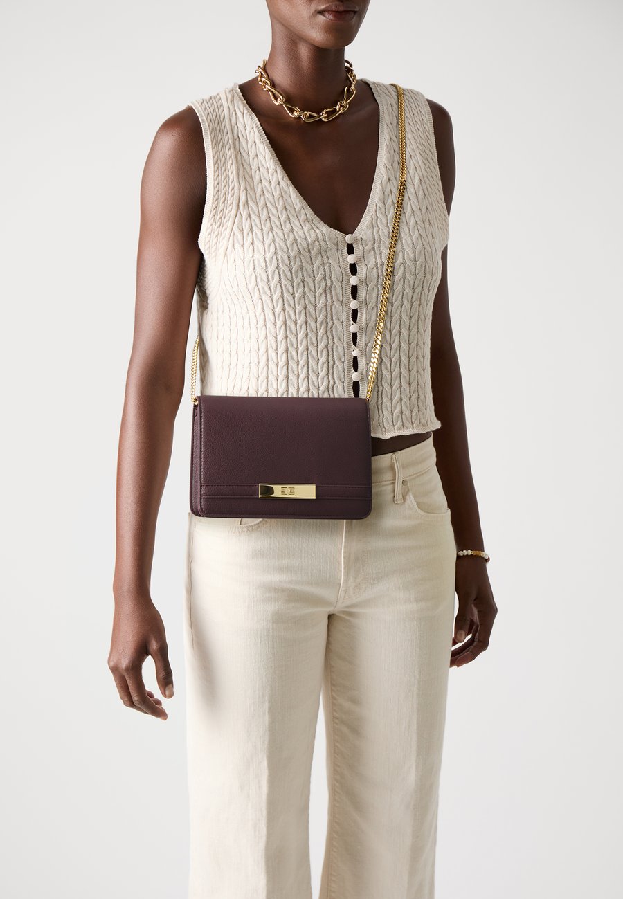 Сумка кросс-боди Elisabetta Franchi WOMENS BAG, Merlot/Bordeaux
Сумка кросс-боди Elisabetta Franchi WOMENS BAG, Merlot/Bordeaux