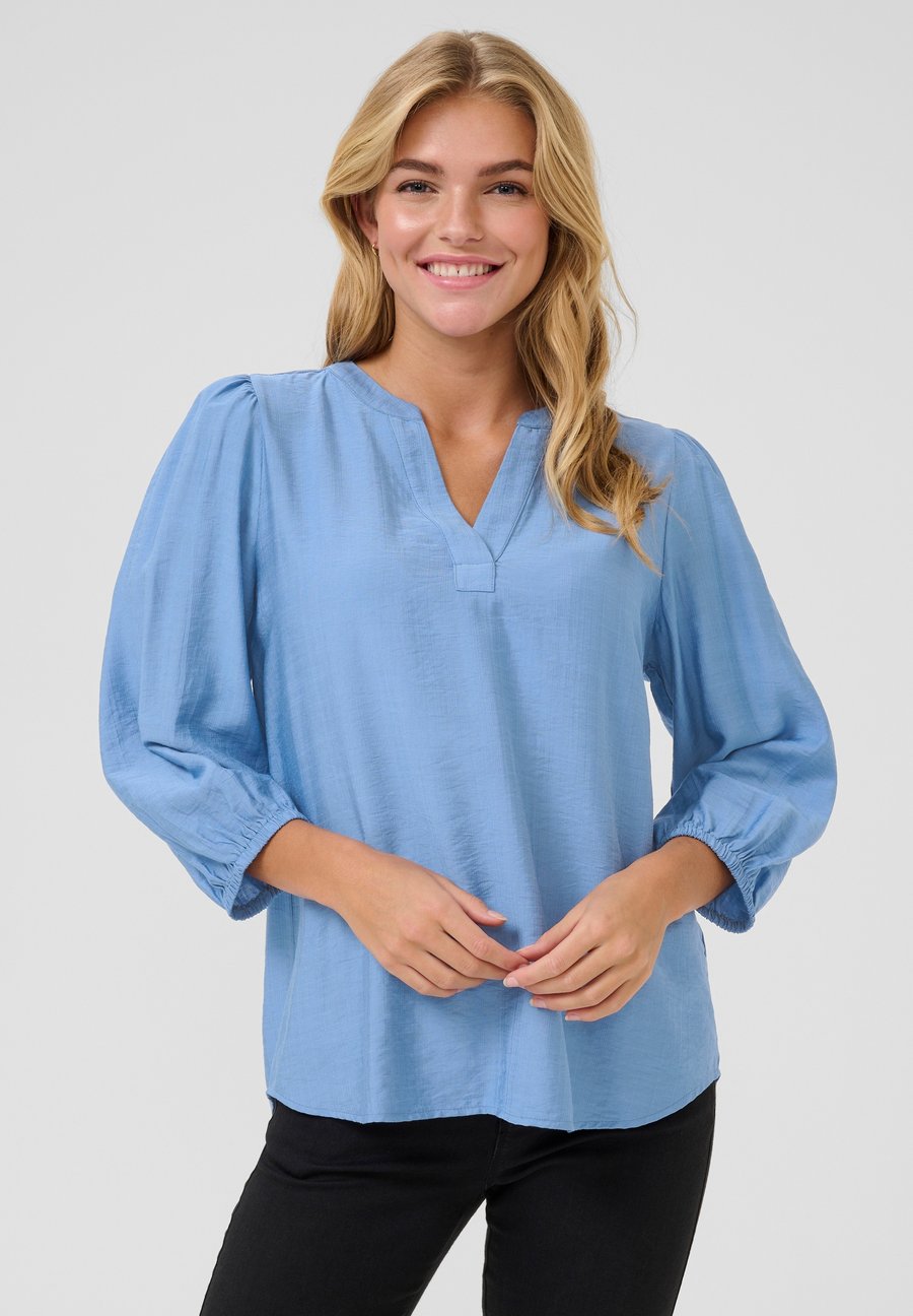 Блуза Kaffe KALUI, Silver Lake Blue Cc/Blue
Блуза Kaffe KALUI, Silver Lake Blue Cc/Blue