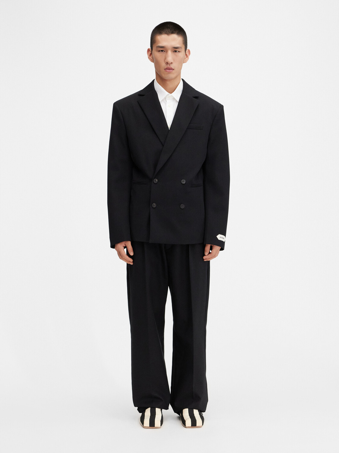 Приталенный двубортный пиджак JACQUEMUS The Fernando jacket, черный
Приталенный двубортный пиджак JACQUEMUS The Fernando jacket, черный