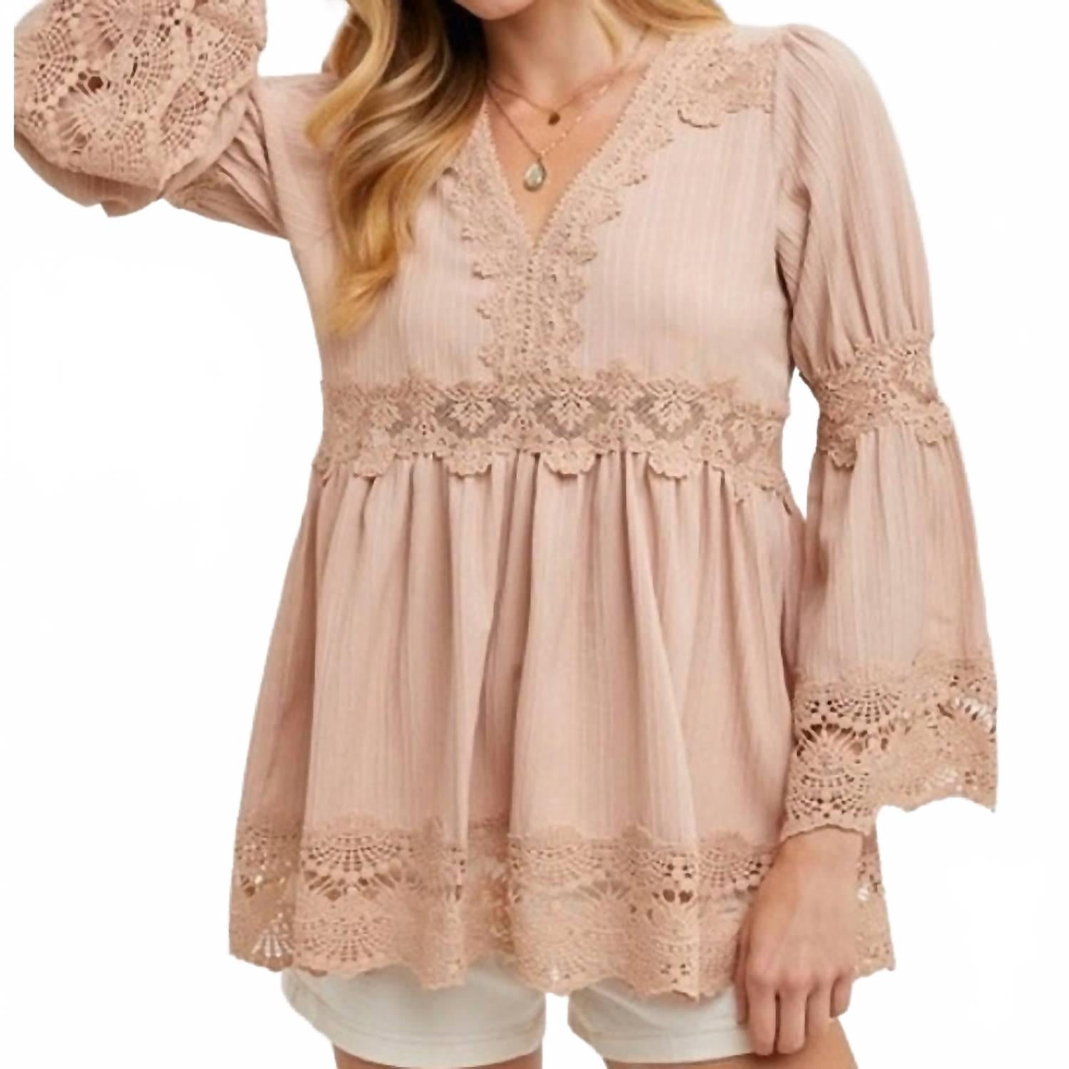 Блузка с V-образным вырезом и кружевной отделкой на рукавах-колоколах в нежно-розовом цвете BluIvy
Блузка с V-образным вырезом и кружевной отделкой на рукавах-колоколах в нежно-розовом цвете BluIvy