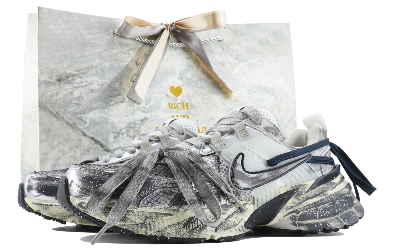 Кроссовки для бега V2K Run женские с низким верхом, серебристо-черные Nike
Кроссовки для бега V2K Run женские с низким верхом, серебристо-черные Nike