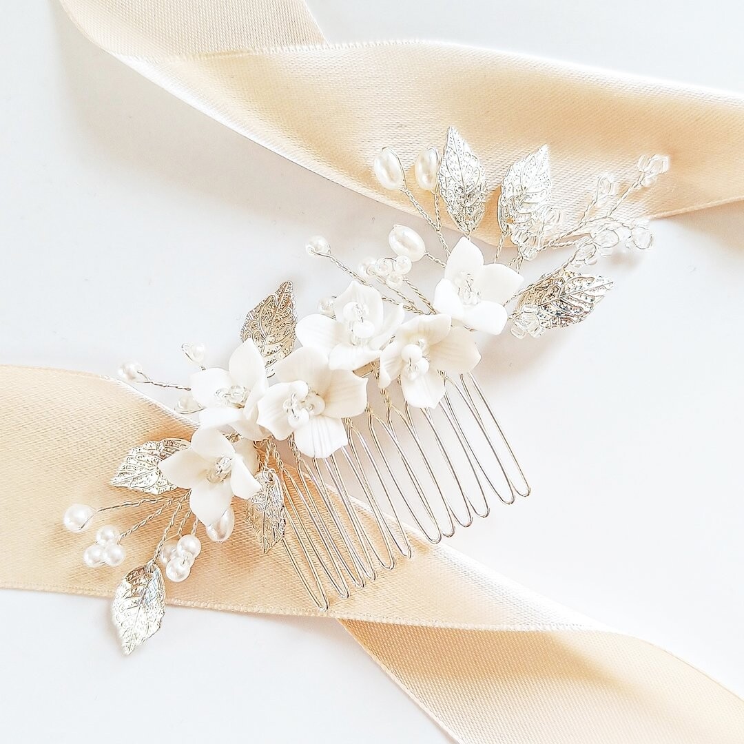 Коконет, нежный серебряный гребешок с белыми цветами, веточкой и жемчугом на свадьбу Kokonet 
Коконет, нежный серебряный гребешок с белыми цветами, веточкой и жемчугом на свадьбу Kokonet