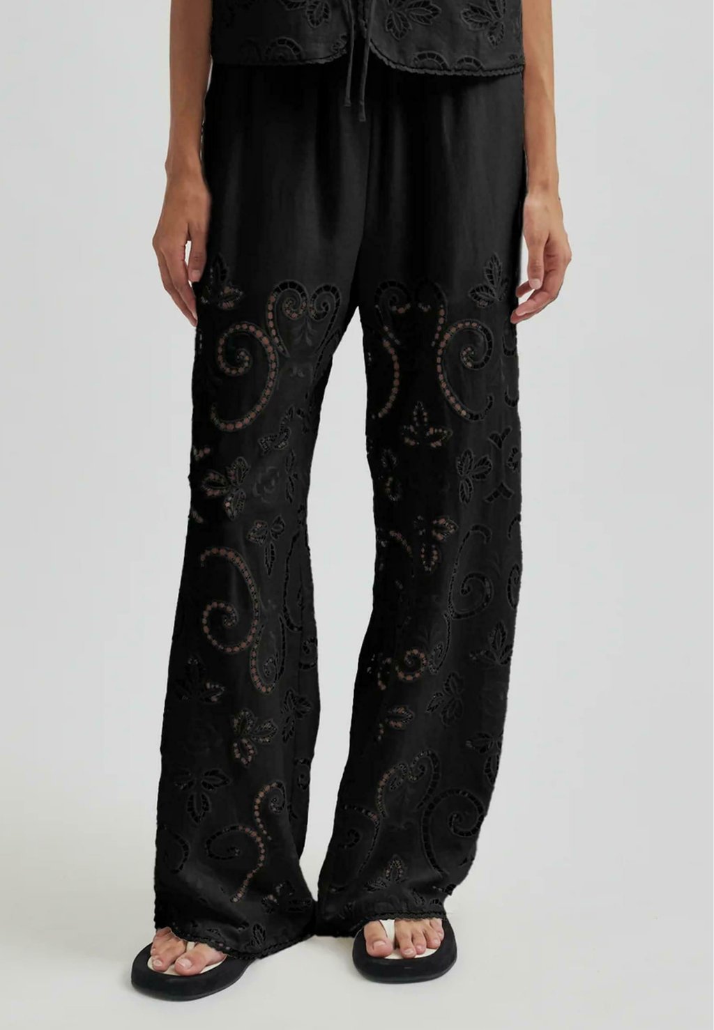 Брюки SECOND FEMALE VILMA, черный
Брюки SECOND FEMALE VILMA, черный