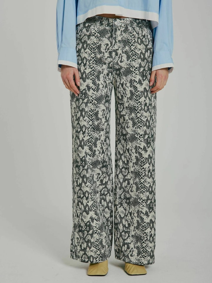 Джинсы Kenzie в цвете Snake AOP Norr
Джинсы Kenzie в цвете Snake AOP Norr