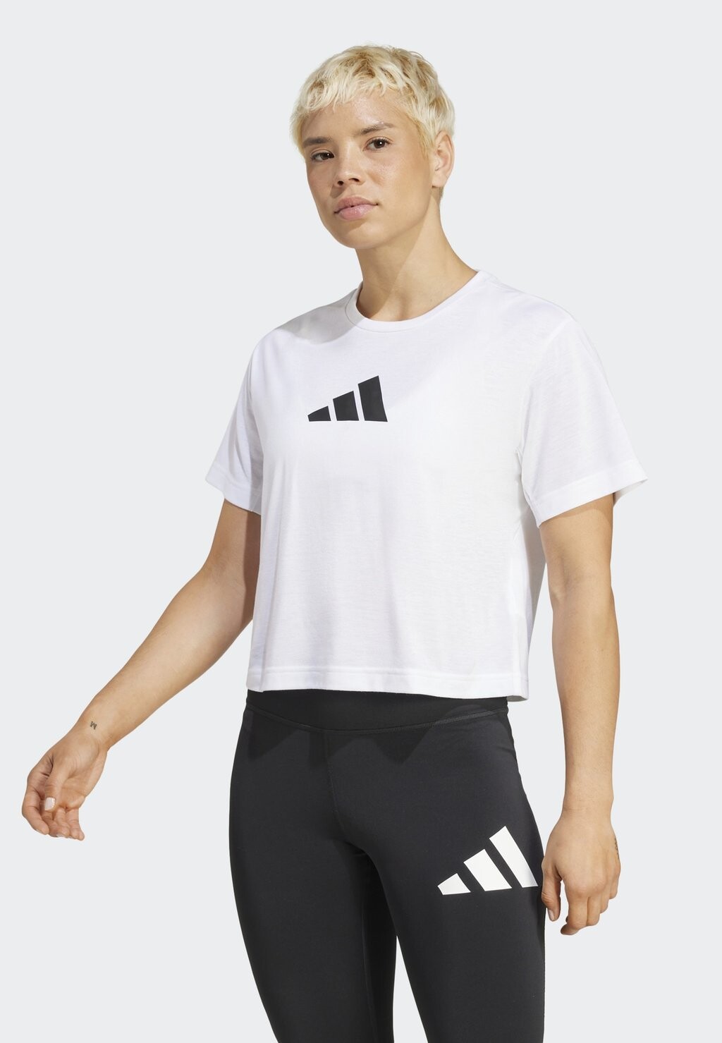 Футболка с принтом ESSENTIALS BIG PERFORMANCE adidas, белый 
Футболка с принтом ESSENTIALS BIG PERFORMANCE adidas, белый