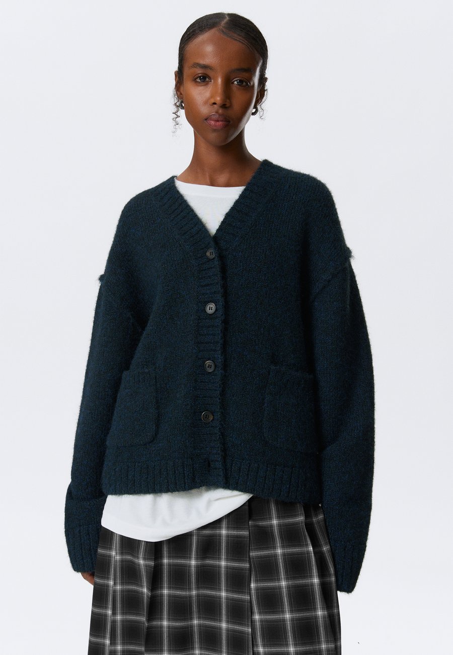 Кардиган Weekday RELAXED V-NECK, Blue Dark/Dark Blue
Кардиган Weekday RELAXED V-NECK, Blue Dark/Dark Blue