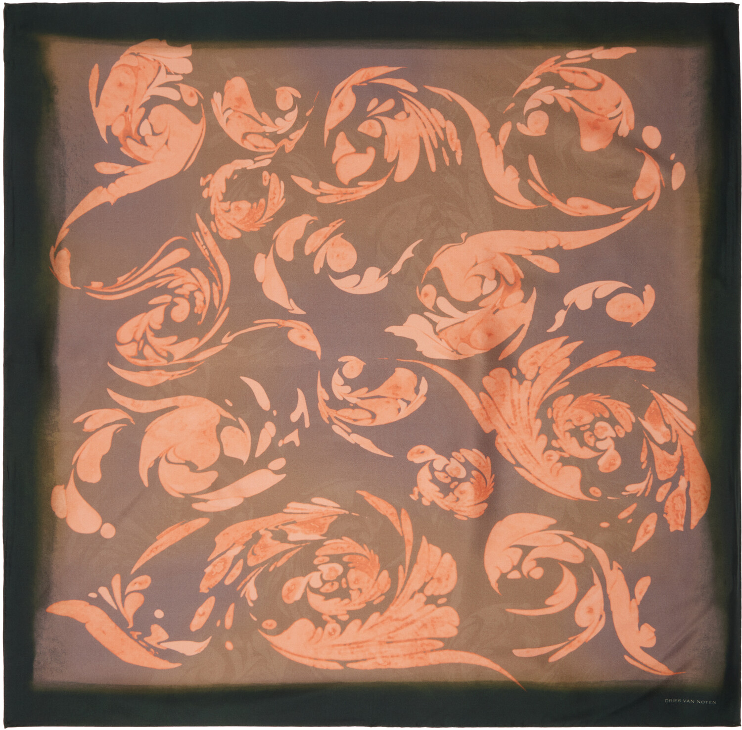Шелковый шарф с принтом черного и розового цветов Dries Van Noten
Шелковый шарф с принтом черного и розового цветов Dries Van Noten