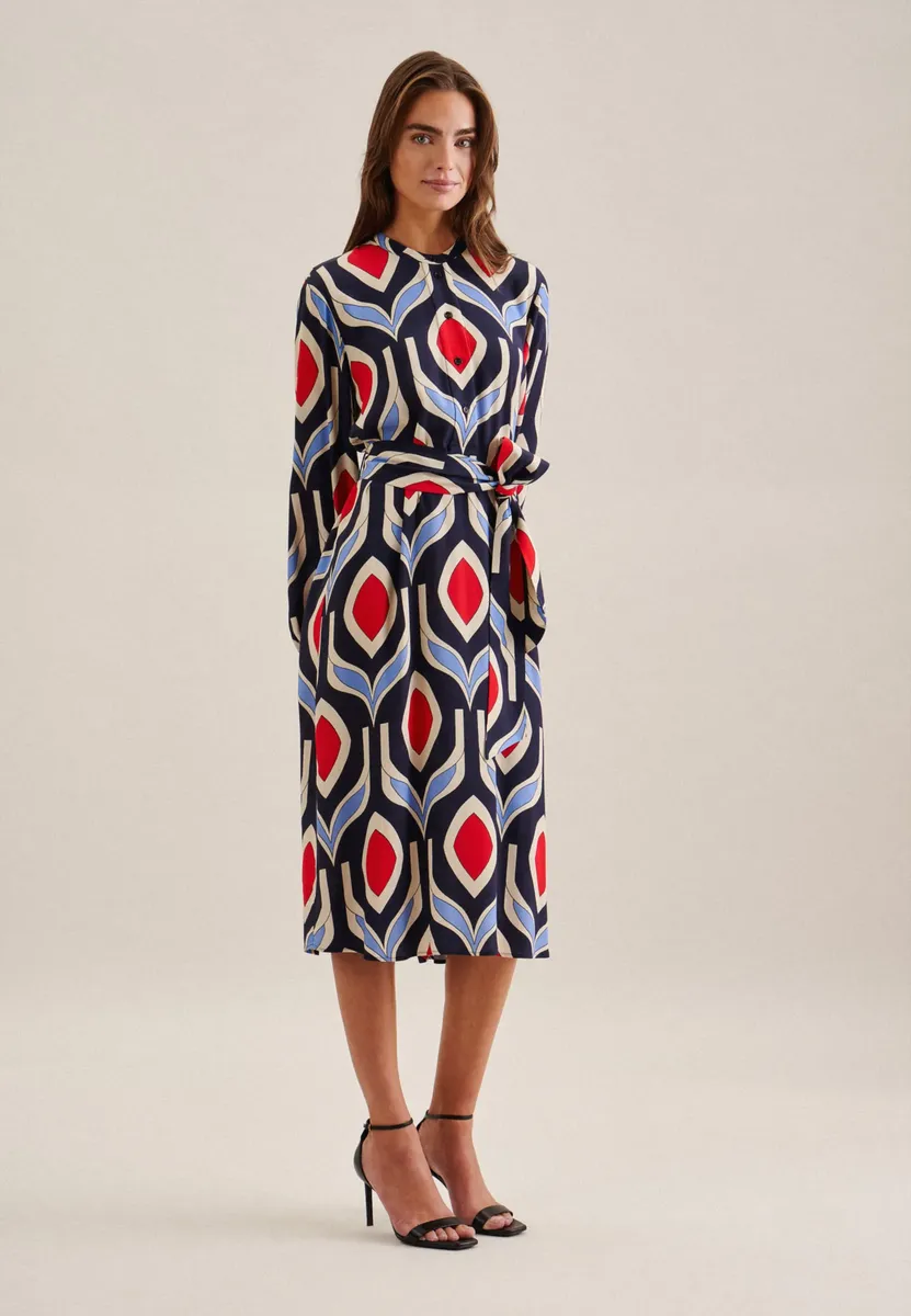 Летнее платье seidensticker "Черная роза", воротник с длинными рукавами и геометрическими узорами, синий
Летнее платье seidensticker "Черная роза", воротник с длинными рукавами и геометрическими узорами, синий