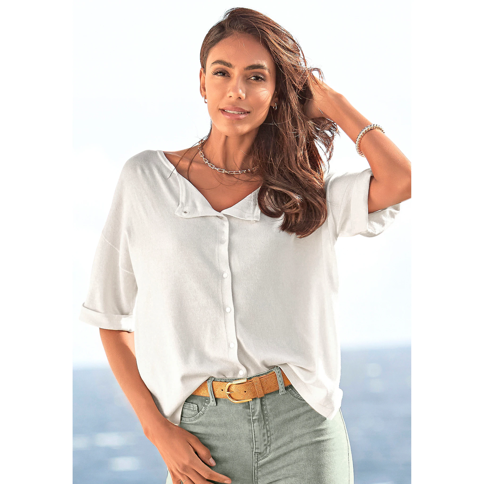 Свитер Vivance с короткими рукавами, планкой на пуговицах, можно носить с обеих сторон, длина свитера 3/4, качественная вязка, белый
Свитер Vivance с короткими рукавами, планкой на пуговицах, можно носить с обеих сторон, длина свитера 3/4, качественная вязка, белый