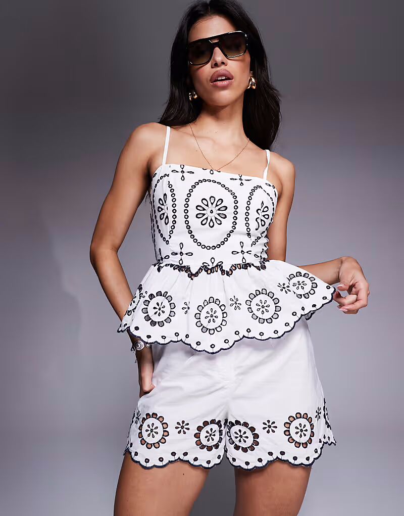 Топ с баской Broderie в белом цвете River Island
Топ с баской Broderie в белом цвете River Island