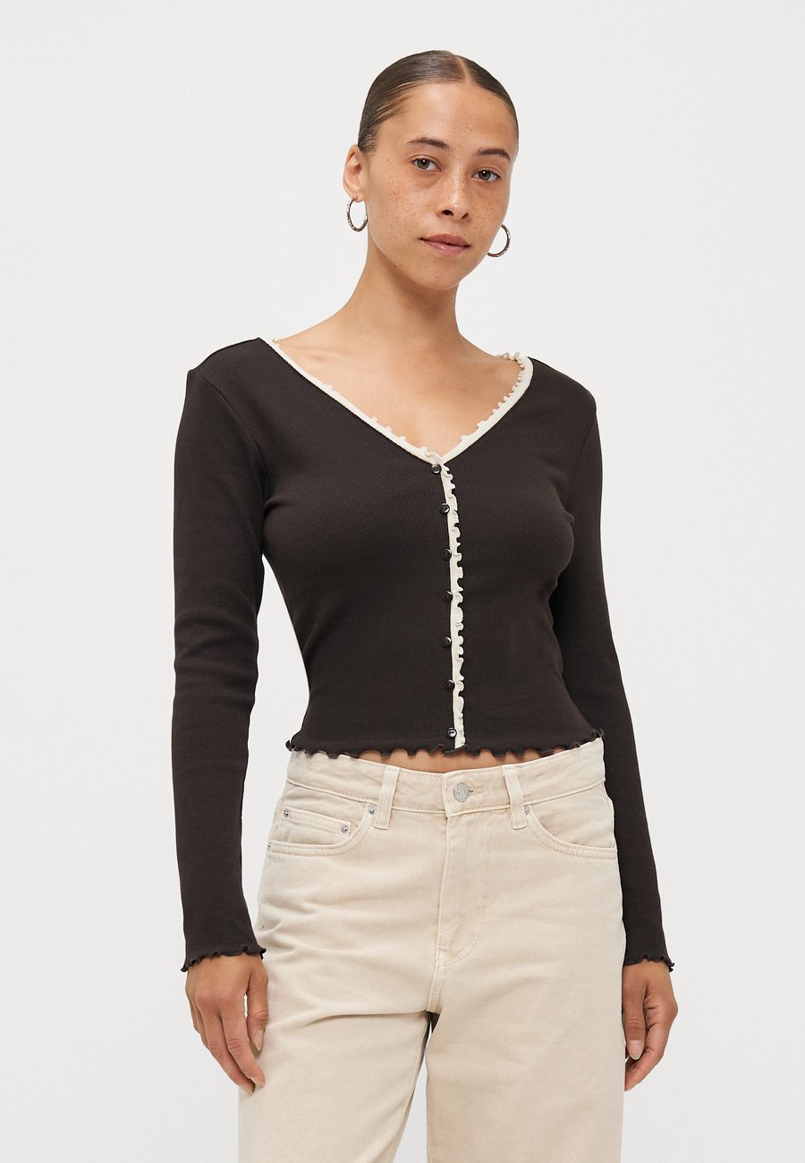 Топ ONLY Petite ONLLAILA BUTTON , Chocolate Torte/Birch/Brown
Топ ONLY Petite ONLLAILA BUTTON , Chocolate Torte/Birch/Brown