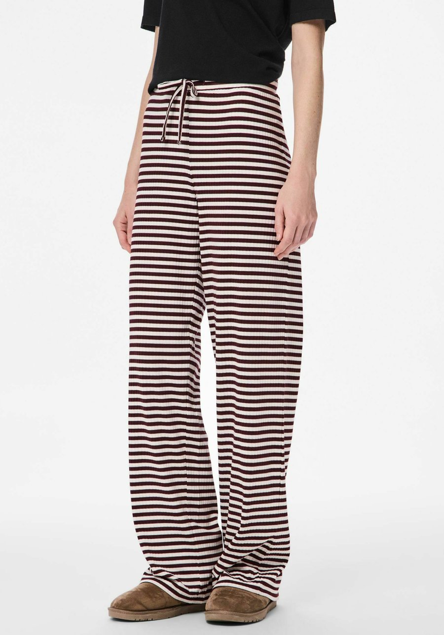 Брюки Pieces PCLAYA WIDE PANTS, Tawny Port/Dark Red
Брюки Pieces PCLAYA WIDE PANTS, Tawny Port/Dark Red
