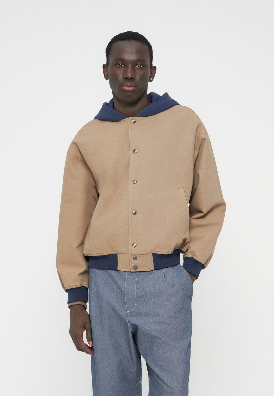 Куртка Brixton HOODED, Khaki/Mood Indigo/Khaki
Куртка Brixton HOODED, Khaki/Mood Indigo/Khaki