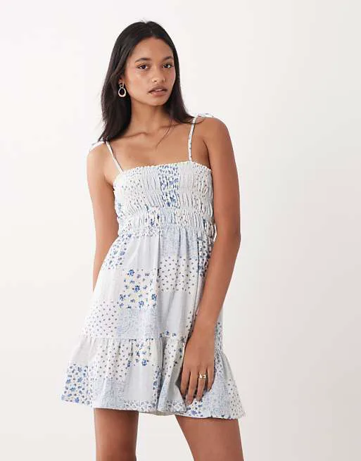 Платье мини на бретельках с присборенными краями Miss Selfridge с лоскутным принтом
Платье мини на бретельках с присборенными краями Miss Selfridge с лоскутным принтом