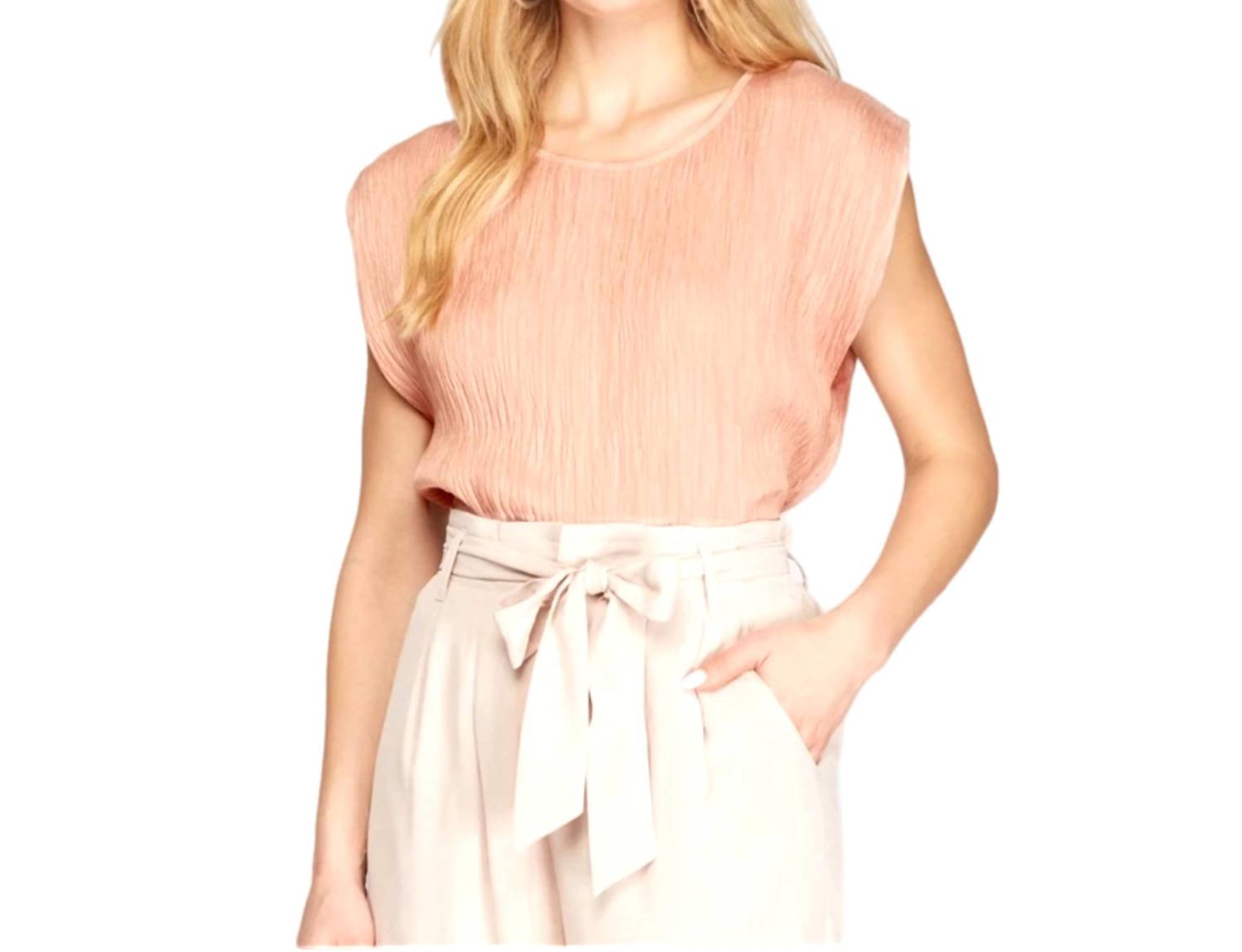 Рубашка без рукавов с жатым эффектом, нежно-розового цвета SHE + SKY
Рубашка без рукавов с жатым эффектом, нежно-розового цвета SHE + SKY