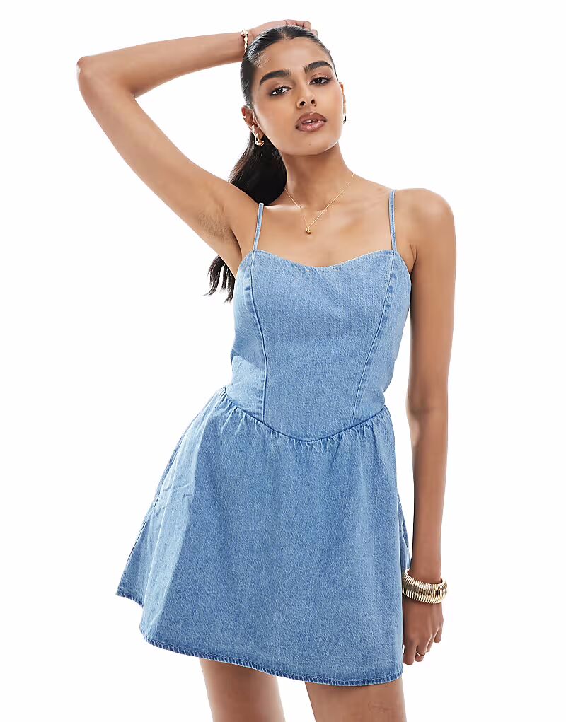 Мини-платье Hollister с заниженной талией, без рукавов, с завязками на спине, из светлого денима
Мини-платье Hollister с заниженной талией, без рукавов, с завязками на спине, из светлого денима