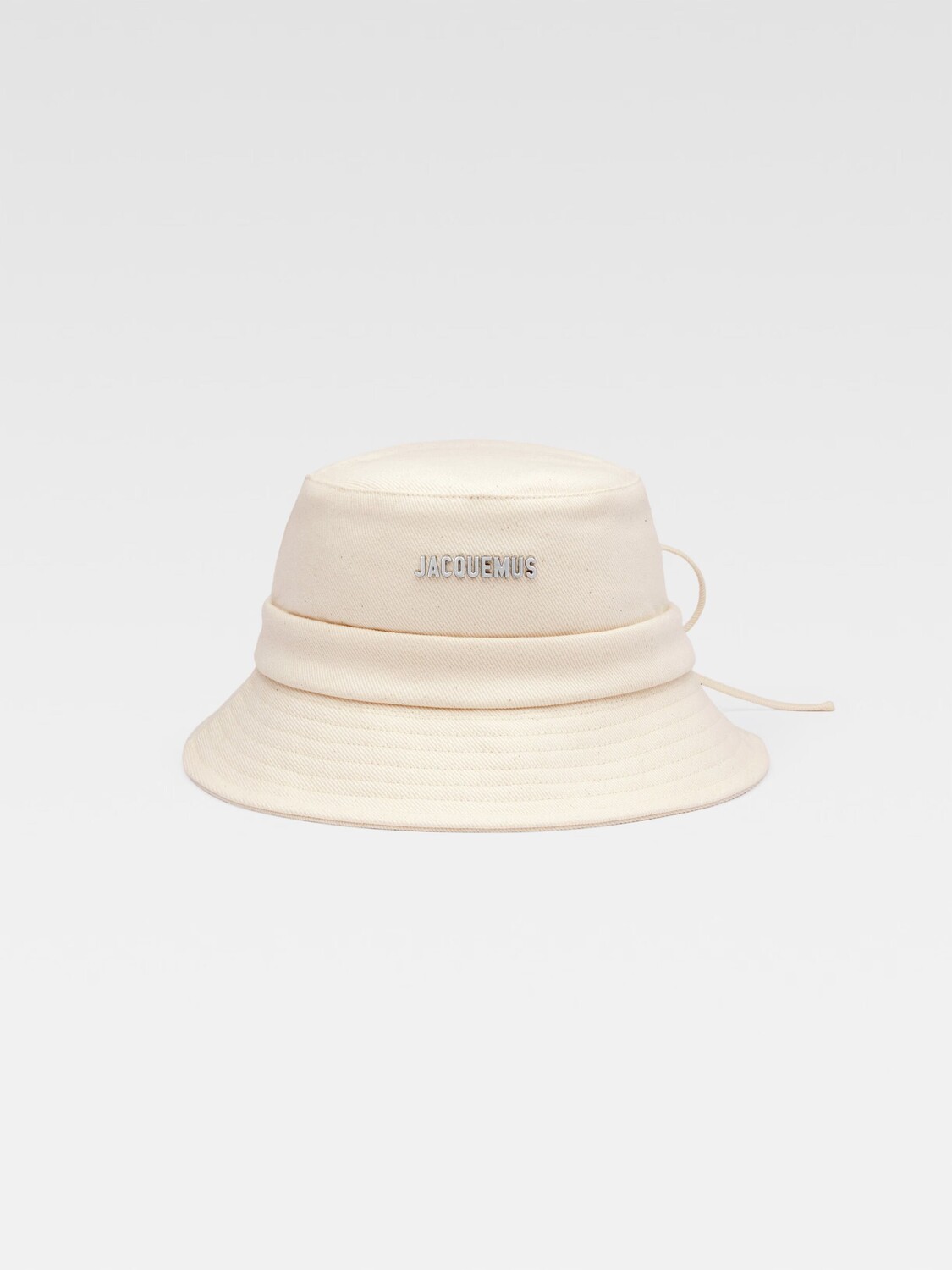 Завязанная шляпа-ведро JACQUEMUS The Gadjo bucket hat, белый
Завязанная шляпа-ведро JACQUEMUS The Gadjo bucket hat, белый