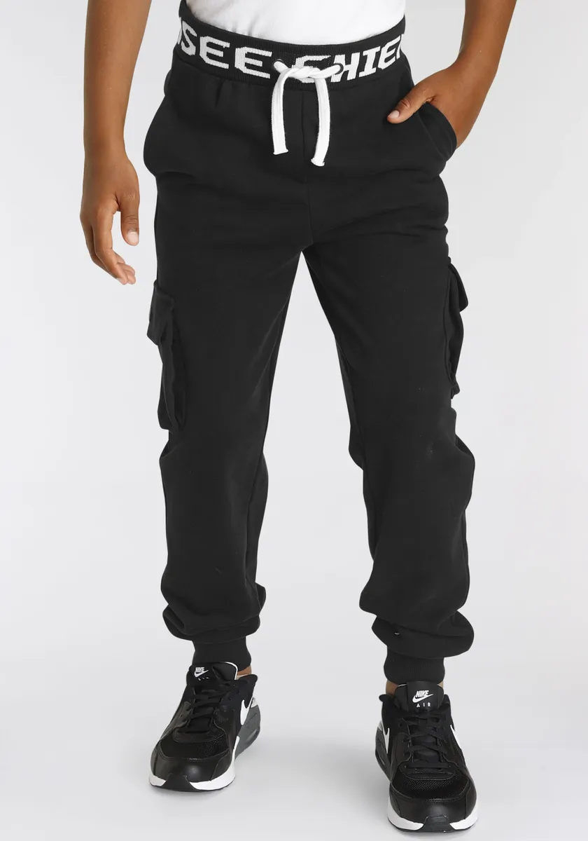 Спортивные брюки Chiemsee "с большим логотипом на поясе", черный
Спортивные брюки Chiemsee "с большим логотипом на поясе", черный
