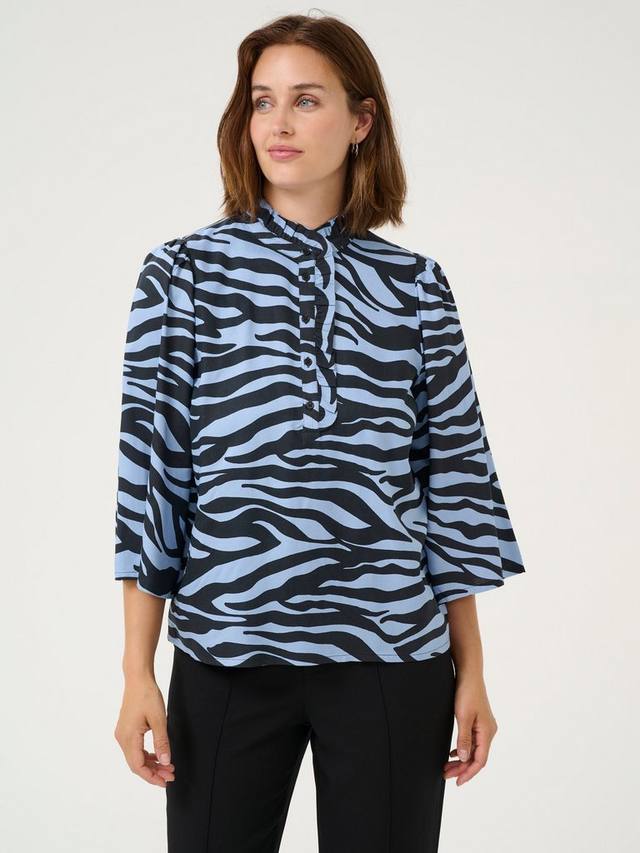 Ольга зебра принт галстук шеи блузка KAFFE, средний синий 
Ольга зебра принт галстук шеи блузка KAFFE, средний синий