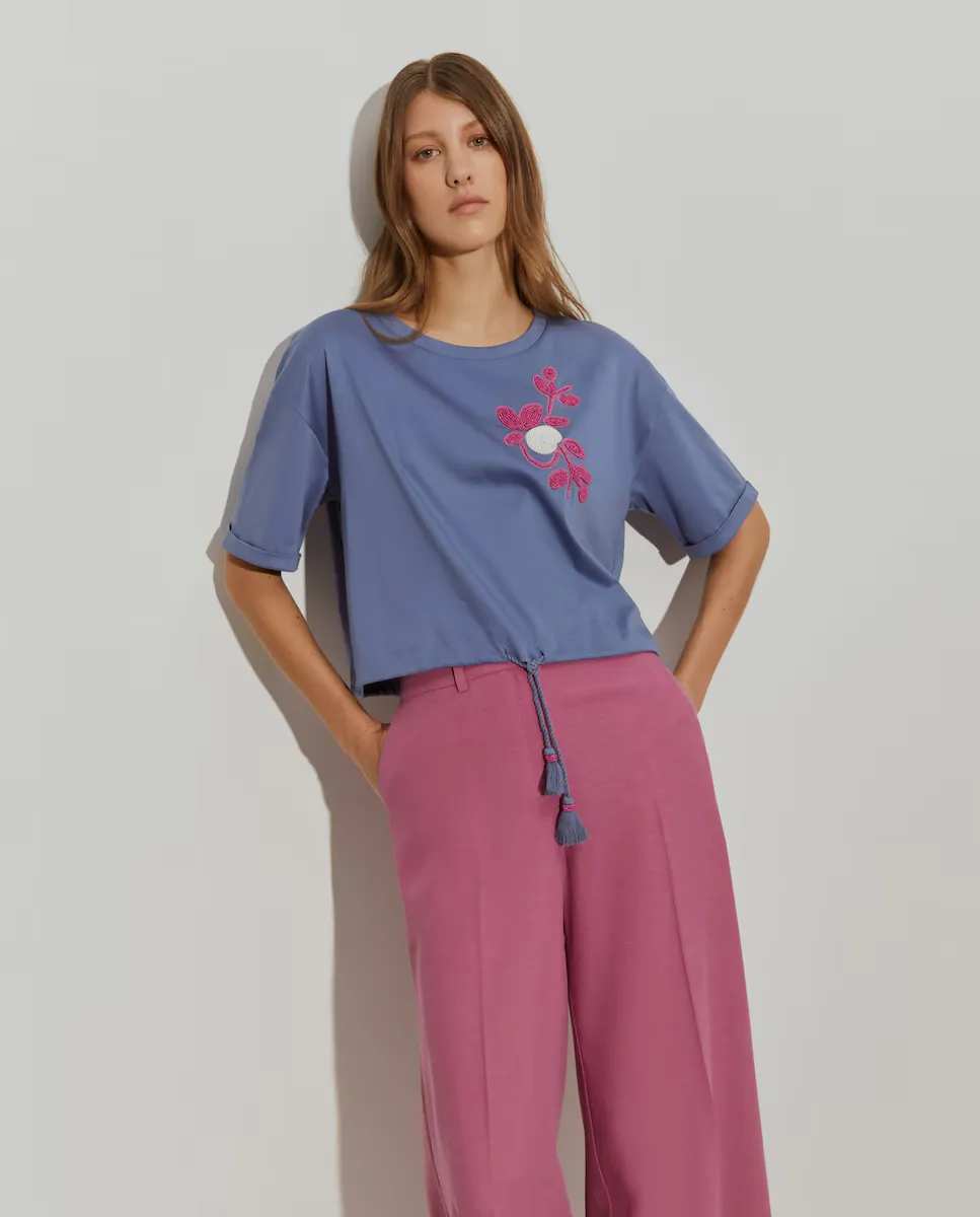 Женская короткая футболка с цветочной вышивкой Lion of Porches, голубой
Женская короткая футболка с цветочной вышивкой Lion of Porches, голубой