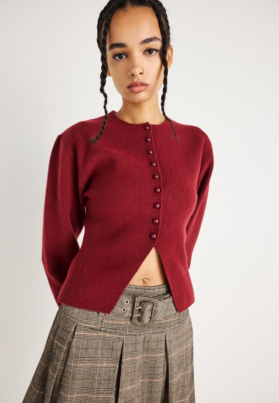 Кардиган Gina Tricot SHAPED CARDIGAN, Pomegranate/Dark Red
Кардиган Gina Tricot SHAPED CARDIGAN, Pomegranate/Dark Red