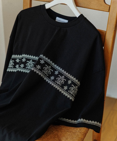 Футболка с вышивкой крестиком ADAM ET ROPE', черный
Футболка с вышивкой крестиком ADAM ET ROPE', черный