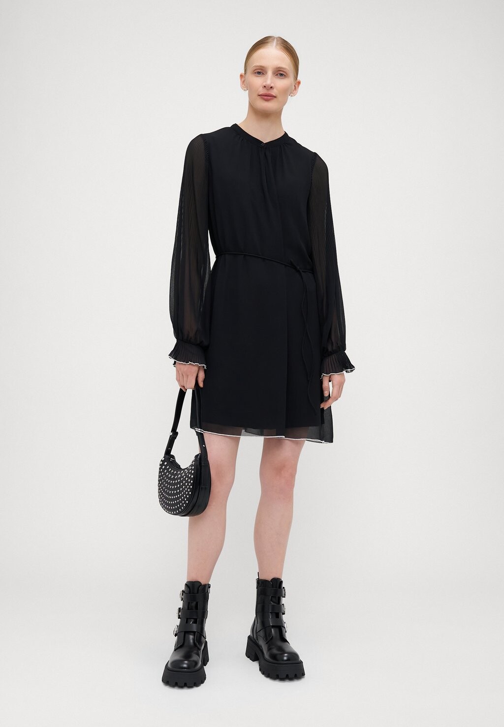 Повседневное платье VMHERLE SHORT DRESS Vero Moda Tall, черный
Повседневное платье VMHERLE SHORT DRESS Vero Moda Tall, черный