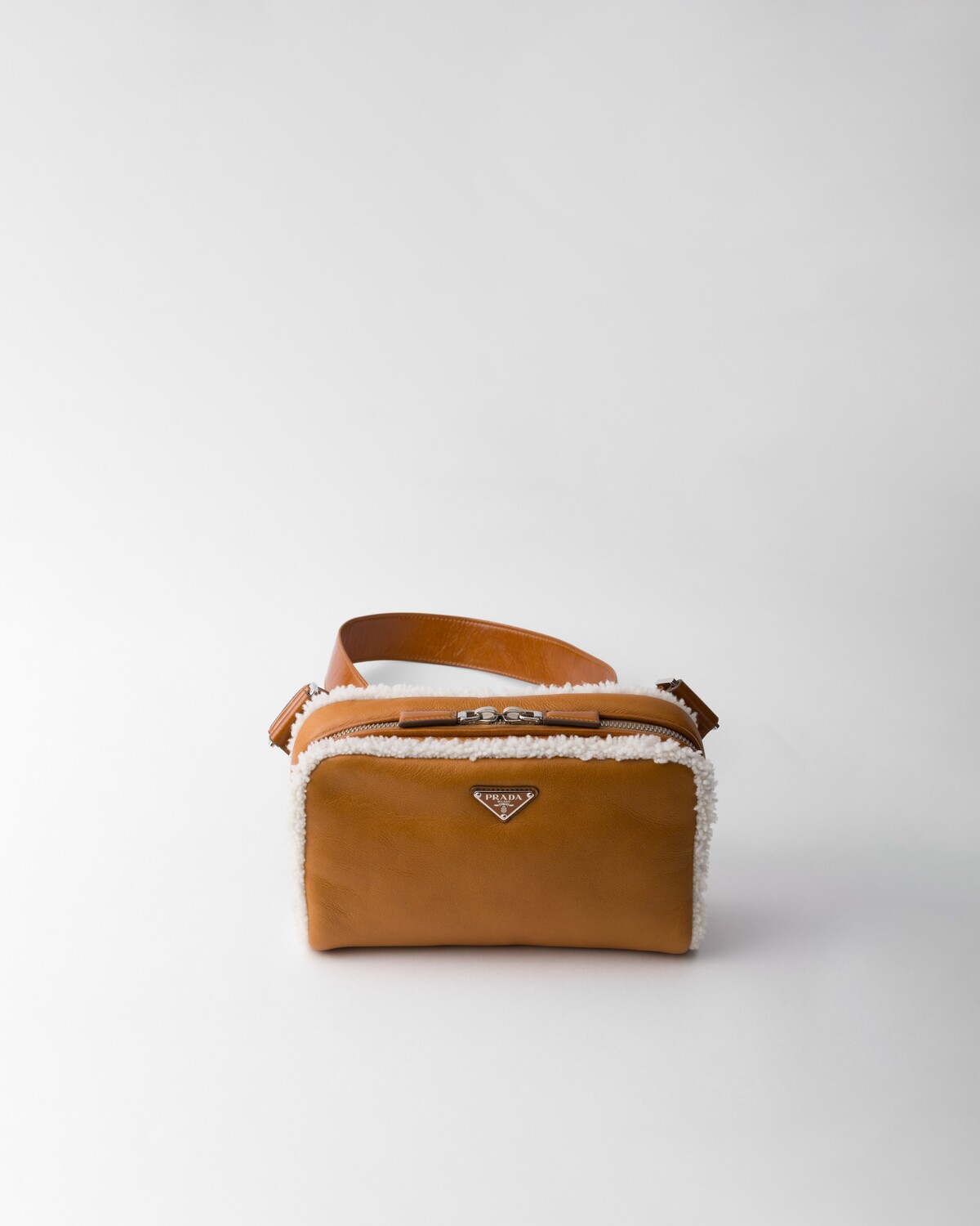 Сумка на плечо из овчины Prada, коричневый
Сумка на плечо из овчины Prada, коричневый