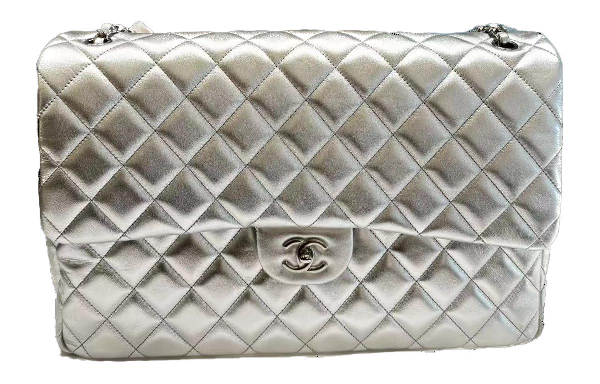 CHANEL Сумка через плечо, кроссбоди extra large women's silver из зерненой телячьей кожи
CHANEL Сумка через плечо, кроссбоди extra large women's silver из зерненой телячьей кожи