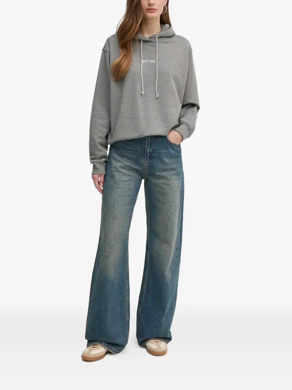 Толстовка с капюшоном, украшенная стразами GUESS USA, серый
Толстовка с капюшоном, украшенная стразами GUESS USA, серый