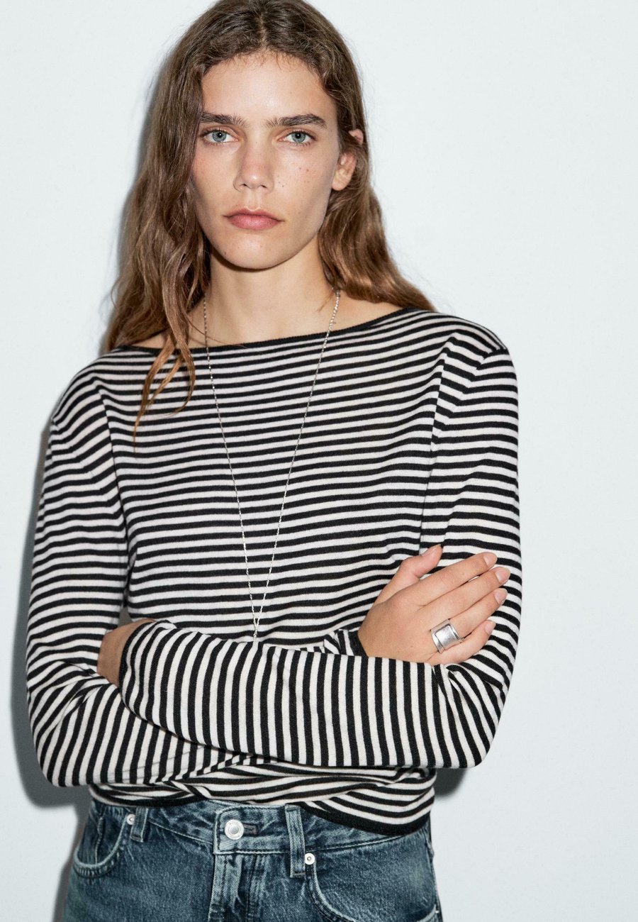 Джемпер Massimo Dutti STRIPED LONG SLEEVE, Black
Джемпер Massimo Dutti STRIPED LONG SLEEVE, Black