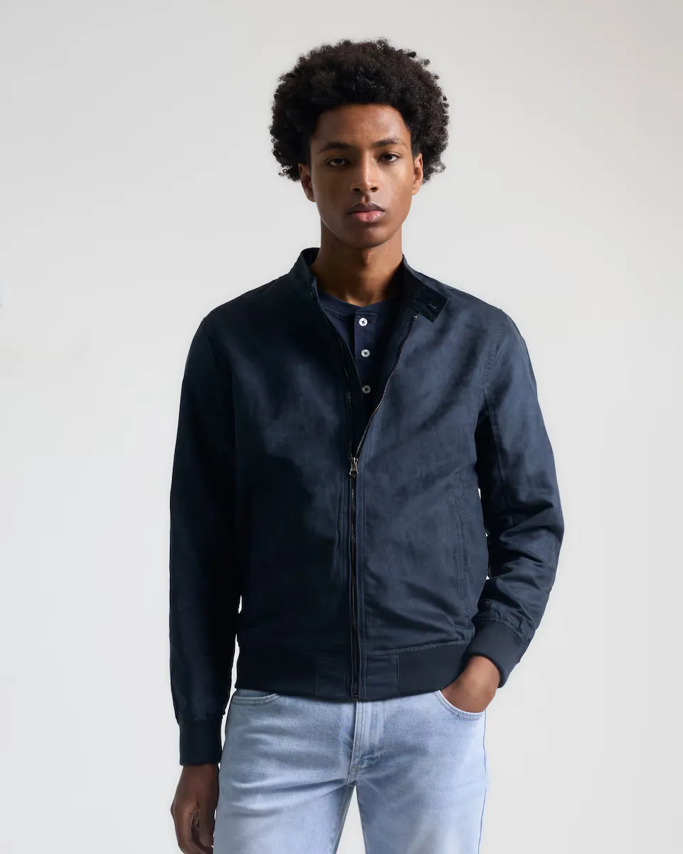 Мужская куртка-бомбер темно-синего цвета с замшевым эффектом PuroEgo, темно-синий
Мужская куртка-бомбер темно-синего цвета с замшевым эффектом PuroEgo, темно-синий